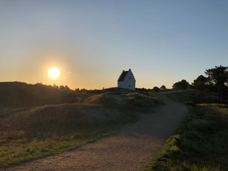 Den tilsandede Kirke en tidlig morgen.