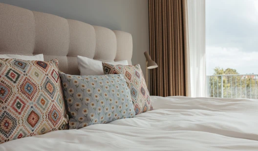 Seng med udsigt i suiten på Color Hotel Skagen