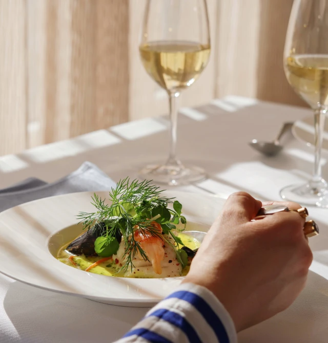 Gæst spiser fiskesupper i Restaurant Holger